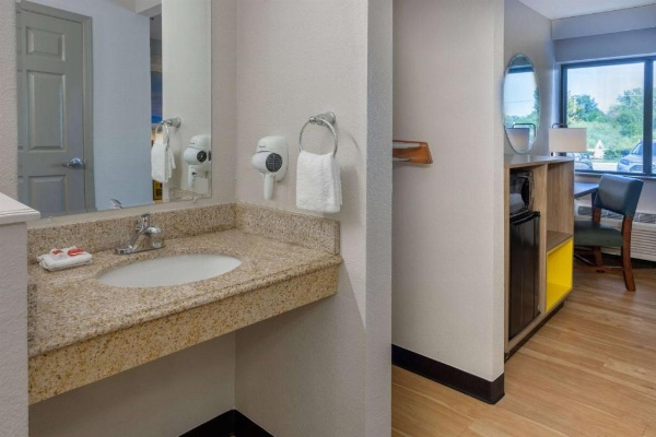 Days Inn by Wyndham Pleasant Prairie Kenosha image 23